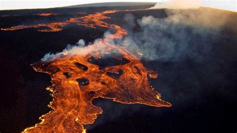 Hawaiis Mauna Loa Worlds Largest Active Volcano Erupts For First Time In Nearly Years