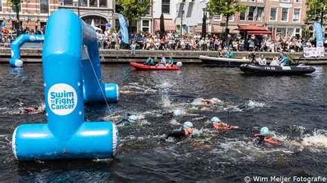 Swim To Fight Cancer Met Zn Allen Zwemmen Door Haarlemse Grachten