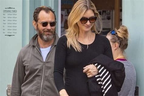 Stando agli ultimi rumors la bella argentina, sorella di belen, starebbe aspettando un bambino da ignazio moser. Cecilia Rodriguez è incinta? Il nonno Francesco Moser lo ...