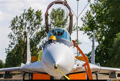 W wypadku, do którego doszło w poniedziałek na dk. 83 - Poland - Air Force Mikoyan-Gurevich MiG-29A at Mińsk ...