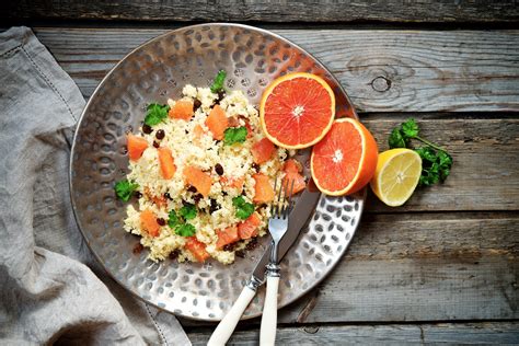 Cut orange in half and squeeze. Couscous fraîcheur orange et raisins - Marie Claire