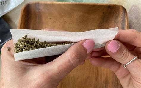 How To Roll A Joint Step By Step Guide With Pictures
