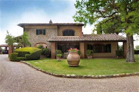 In una delle piu prestigiose ristrutturazioni del centro di arona, proponiamo mansarda in perfette condizioni, completamente arredata con vista panoramica sulla citta e sul parco della rocca. Pin su Global Property Listings