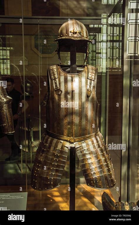 Armaduras Medievales Originales En El Museo Del Ejército Del Palacio De