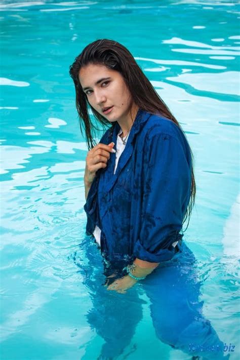 Wetlook Girl Swimming Fully Clothed In Pool Rwetgirls