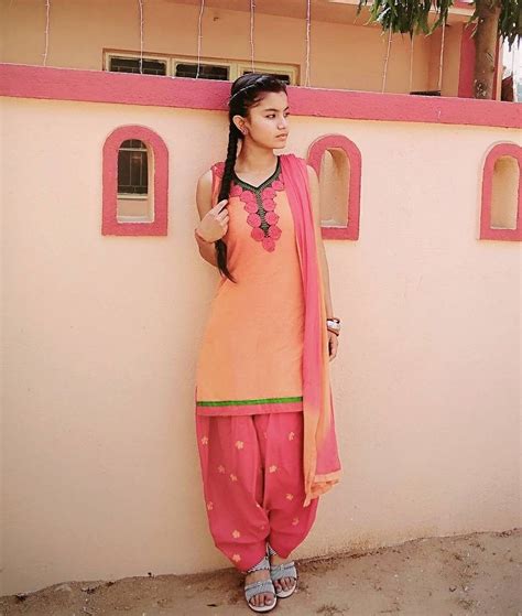 Pin By Jskilaniya On Photo Shyari Beutiful Girls Women Dresses Classy Stylish Girl Images
