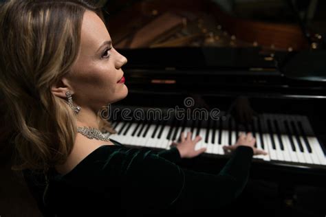 Pianista Playing Del Piano Fotografia Stock Immagine Di Interno