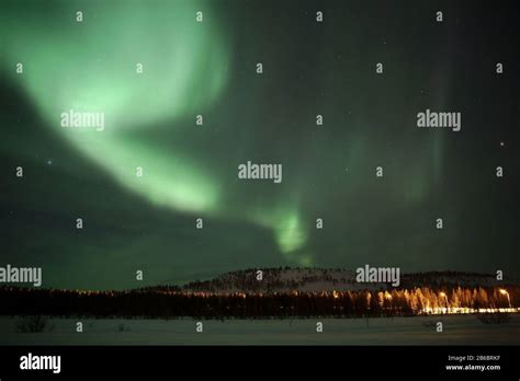 Hermosas Luces Verdes Del Norte Aurora Borealis Capturadas En Luosto