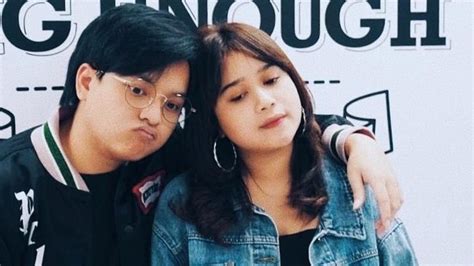 Kadang hati, berharap ku terbangun dari sebuah mimpi, ini bukan kenyataan namun adanya, tak ada di sini kau meninggalkanku karena kesalahanku. Lirik Lagu Rindu Dalam Hati - Arsy Widianto dan Brisia Jodie