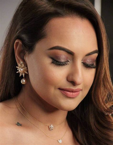 Cute And Glam Actress Hindi Actress Sonakshi Sinha Face Close Up Photos