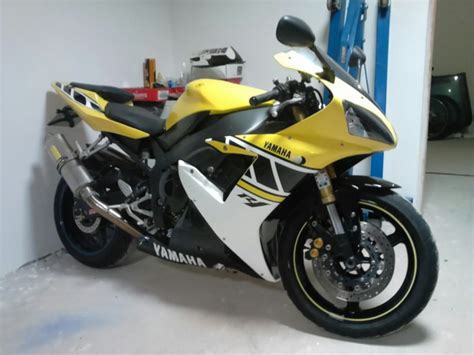 This is a walk around video of my yamaha r1 2001 model available for sale. Yamaha r1, 2003 god.