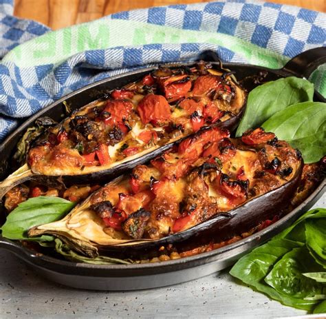 Vegetarisches Hauptgericht Gefüllte Auberginen mit Zimt und Tomaten