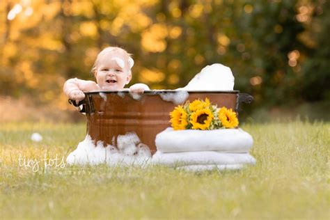 An inflatable bathtub lets you bathe baby on a counter or table. Outdoor Bubble Bath Photo Session | Kristen Fotta Photography