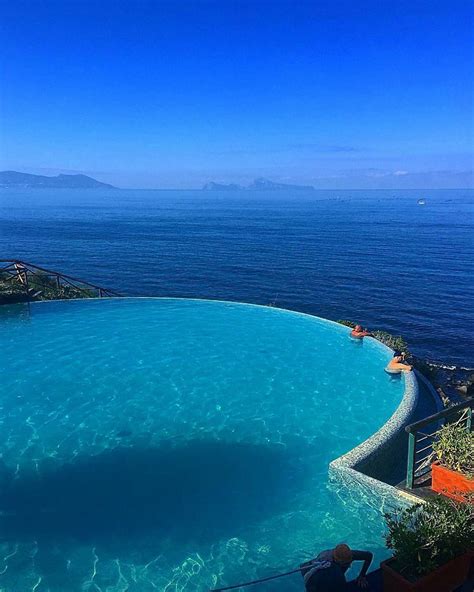 Torre del greco is a stop on the train that comes south from napoli, (naples). Torre del Greco - Napoli (avec images) | Voyage italie, Italie