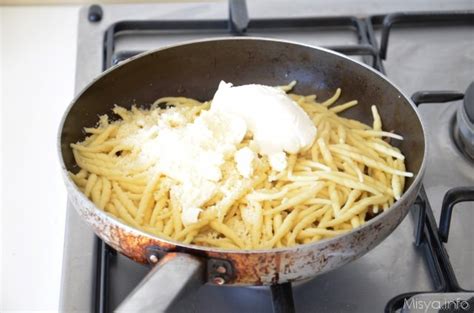 Le linguine della municipale sono un primo piatto di pasta con melanzane, philadelphia e speck croccante. » Pasta speck e Philadelphia - Ricetta Pasta speck e ...