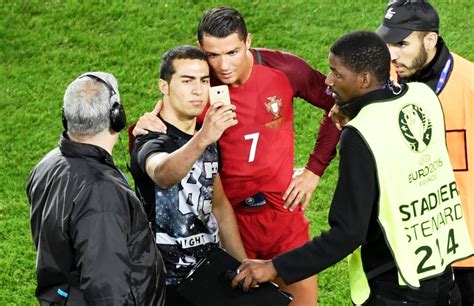 En Vidéo Euro 2016 Ronaldo Prend Un Selfie Avec Un Fan Sur La Pelouse