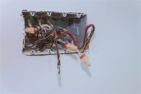 Toma De Toma De Corriente De La Red ElÃctrica Inacabada Con Cables ElÃctricos Y Conector