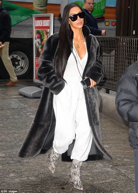 Kim Kardashian Dons Brown Fur Coat In Nyc Daily Mail Online