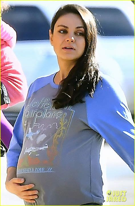 Pregnant Mila Kunis 800 X 1222 Casual Street Jeans Pregnant Celebrities Mila Kunis