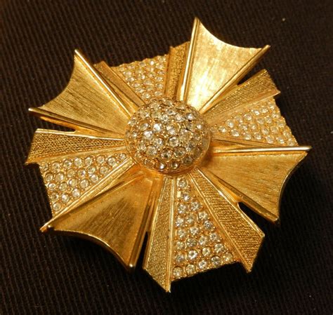 Vintage HATTIE CARNEGIE Star Flower Brooch Pin Heavy Gold Plated