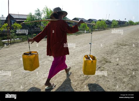 Burma Woman Hi Res Stock Photography And Images Alamy