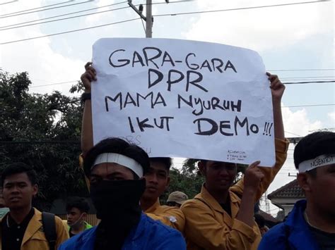 Gerakan protes di banyak kota di seluruh indonesia juga diikuti para. Kumpulan Poster Lucu dan Nyeleneh Pendemo, Banyak Bikin Ketawa Mules! - Milzeru
