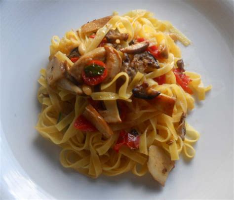 Nella gallery le nostre 10 migliori ricette per la pasta con i funghi. Tagliatelle ai funghi porcini e verdure grigliate ...