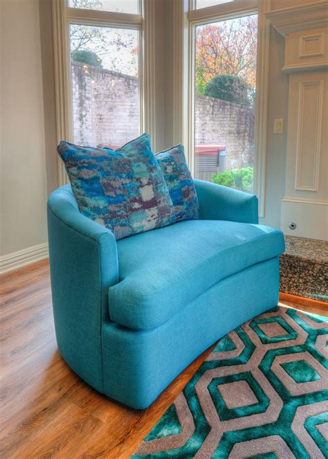 Utilizing steel, leather, and block foam, and inspired by the jacobsen egg chair, this take on that classic design is a lesson in simplicity and minimalism, offering a great aesthetic that can blend easily with almost any home décor scheme. Bright blue chair with fun pillows | Home decor, Interior ...