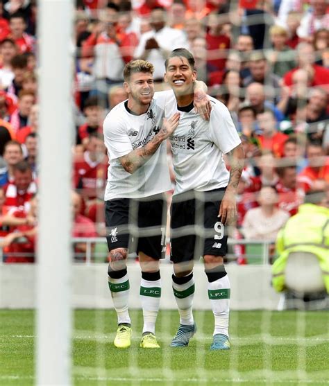 Liverpool's german manager jurgen klopp (l) consoles liverpool's english midfielder jordan henderson (r) . Firmino marca, Liverpool bate Bilbao e se mantém invicto ...