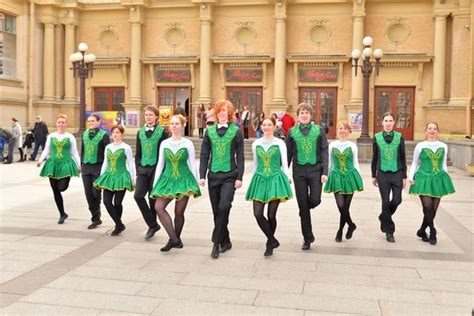 Grupo De Pessoas Em Trajes Nacionais Estão Dançando Danças Irlandesas