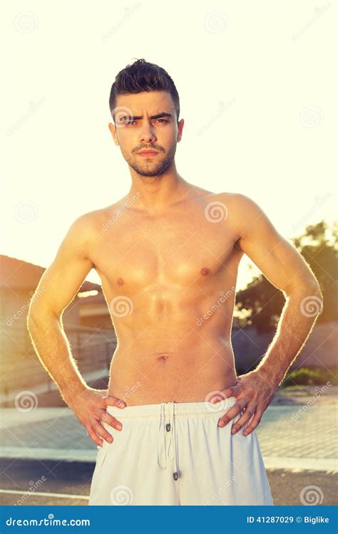 Hübscher Junger Hemdloser Mann Draußen Im Sommer Stockfoto Bild 41287029