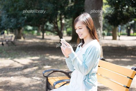 公園のベンチに座る女性 写真素材 4112655 フォトライブラリー Photolibrary