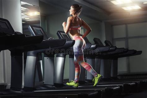 Młoda Sporty Kobieta Biega Na Maszynie W Gym Obraz Stock Obraz złożonej z aktywny lifestyle
