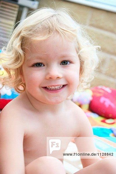 jähriges Mädchen nackten Schultern lächelnd in Kamera Lizenzpflichtiges Bild Bildagentur