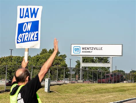 Gm Says Uaw Strike Cost 11 Billion Will Absorb Rising Labor Costs