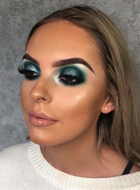 Bold Makeup Look Blue Turquoise Matte Eyeshadows Sliver Blue