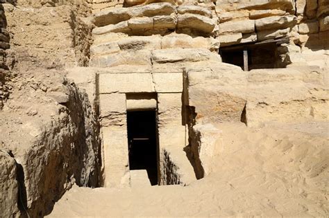 tumba com mais de 4400 anos é encontrada no egito ainda com suas pinturas arqueologia egípcia