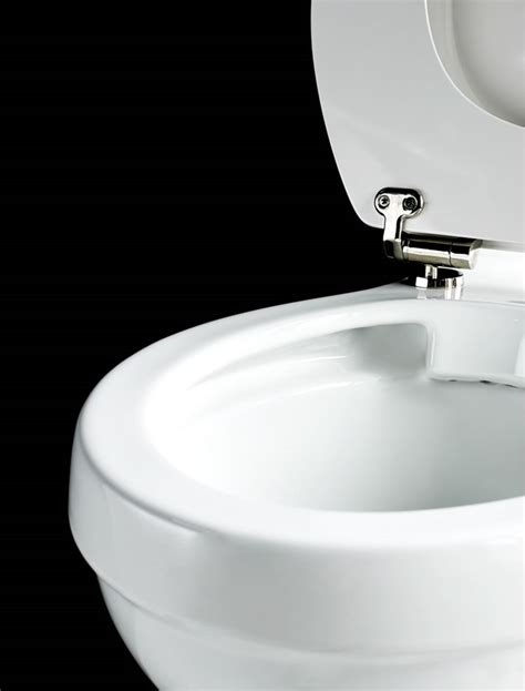 Rimless Close Coupled Wc With 520 Lever Cistern With White Lever In