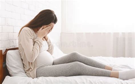 Mujer Embarazada Que Llora Se Siente Triste Mientras Se Queda Sola En