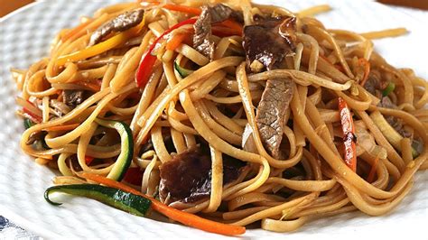 Descubre 10 de las recetas de cocina española más tradicionales: Espaguetis estilo chino. Receta fácil y rápida | Cocina