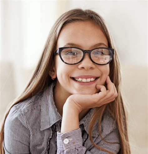Pin Von Bobby Laurel Auf Fashion Glasses In 2021 Brillen Frauen Frau