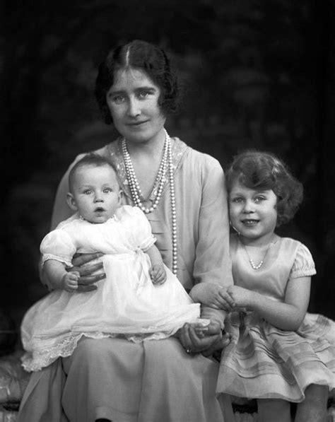 Die queen und ihre jüngere schwester prinzessin margaret waren sich vom wesen her nicht sonderlich. #Princess Margaret #Queen Mother #Queen Elizabeth II ...
