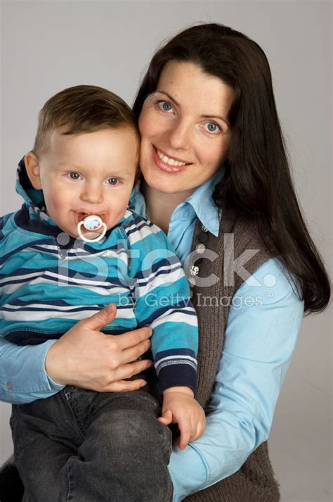 Foto De Stock Madre Sonriente Con Su Hijo Libre De Derechos Freeimages