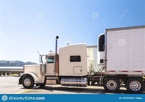 White Big Rig Classic Powerful Semi Truck With Refrigerated Semi