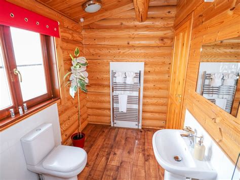 1 bedroom, 1 bath, sleeps 2. 1 bed Log cabin in Greetham - 10503183 - CHURCH VIEW, pet ...