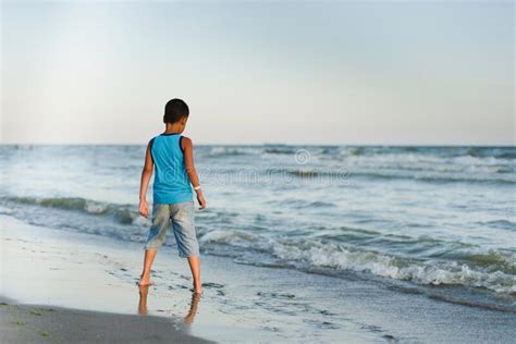 Niño Corriendo En La Playa Vacaciones De Verano Niño Feliz Jugando En