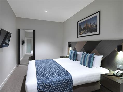 They feature a living space with full kitchen and two bedrooms with queen beds. 2 Bedroom Hotel at Wyndham Hotel Melbourne | 2 Bedroom Two ...