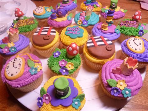 All the intricate details and sugar figurines were hand sculpted and hand painted by bobette and belle. Alice in Wonderland - Alice in Wonderland cupcakes. Lot's of fun to make. | Alice in wonderland ...