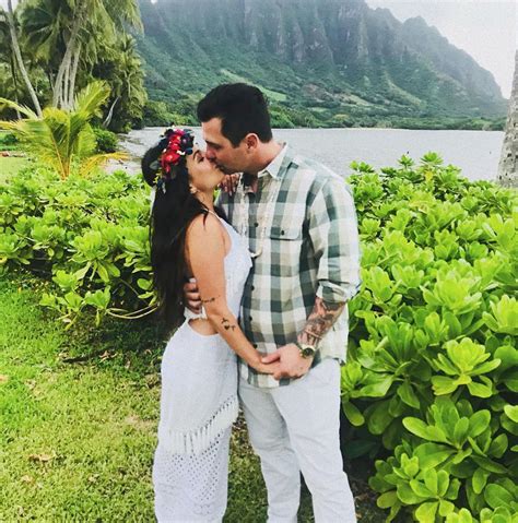 Pretty Little Liars Janel Parrish Marries Chris Long In Hawaii
