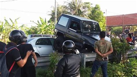 Haduh, Feroza monster ini nabrak bertumpuk diatas sedan Altis.